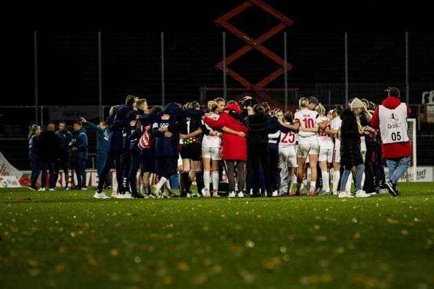 GOOGLE PIXEL Frauen Bundesliga: 1. FC Koeln - Bayer 04 Leverkusen; 20.10.2023 Teamkreis der 1. FC Koeln Frauen nach dem Spiel GOOGLE PIXEL Frauen Bundesliga, 1. FC Koeln - Bayer 04 Leverkusen, Koeln, Franz-Kremer-Stadion am 20.10.2023 DFB REGULATIONS PROHIBIT ANY USE OF PHOTOGRAPHS AS IMAGE SEQUENCES AND OR QUASI-VIDEO. Copyright: xBEAUTIFULxSPORTS Wunderlx