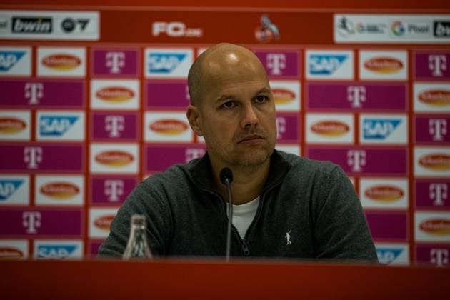 GOOGLE PIXEL Frauen Bundesliga: 1. FC Koeln - Bayer 04 Leverkusen; 20.10.2023 Robert de Pauw (Trainer Bayer 04 Leverkusen) in der Pressekonferenz GOOGLE PIXEL Frauen Bundesliga, 1. FC Koeln - Bayer 04 Leverkusen, Koeln, Franz-Kremer-Stadion am 20.10.2023 DFB REGULATIONS PROHIBIT ANY USE OF PHOTOGRAPHS AS IMAGE SEQUENCES AND OR QUASI-VIDEO. Copyright: xBEAUTIFULxSPORTS Wunderlx
