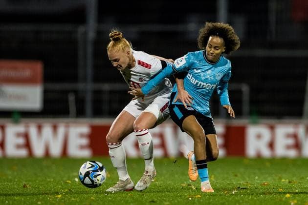GOOGLE PIXEL Frauen Bundesliga: 1. FC Koeln - Bayer 04 Leverkusen; 20.10.2023 Zweikampf Laura Vogt (1. FC Koeln, 8), Amira Arfaoui (Bayer 04 Leverkusen, 17) GOOGLE PIXEL Frauen Bundesliga, 1. FC Koeln - Bayer 04 Leverkusen, Koeln, Franz-Kremer-Stadion am 20.10.2023 DFB REGULATIONS PROHIBIT ANY USE OF PHOTOGRAPHS AS IMAGE SEQUENCES AND OR QUASI-VIDEO. Copyright: xBEAUTIFULxSPORTS Wunderlx