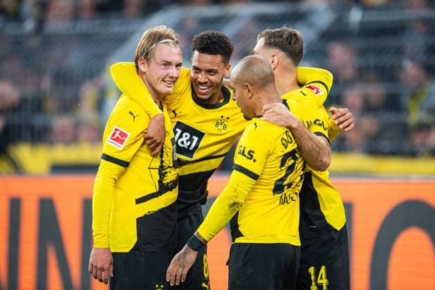 Sport Themen der Woche KW42 Sport Bilder des Tages Fußball: 1. Bundesliga, 8. Spieltag: Borussia Dortmund-SV Werder Bremen am 20.10.2023 im Signal-Iduna-Park: v.l. Jubeltraube nach dem Tor zum 1:0 von Dortmunds Julian Brandt, er jubelt mit Dortmunds Felix Nmecha, Dortmunds Donyell Malen, Dortmunds Niclas Füllkrug WICHTIGER HINWEIS: Gemäß den Vorgaben der DFL Deutsche Fußball Liga bzw. des DFB Deutscher Fußball-Bund ist es untersagt, in dem Stadion und oder vom Spiel angefertigte Fotoaufnahmen in Form von Sequenzbildern und oder videoähnlichen Fotostrecken zu verwerten bzw. verwerten zu lassen. *** Soccer 1 Bundesliga, Matchday 8 Borussia Dortmund SV Werder Bremen on 20 10 2023 at the Signal Iduna Park v l Cheering after the goal to 1 0 of Dortmunds Julian Brandt, he cheers with Dortmunds Felix Nmecha, Dortmunds Donyell Malen, Dortmunds Niclas Füllkrug IMPORTANT NOTICE In accordance with the requirements of the DFL Deutsche Fußball Liga and the DFB Deutscher Fußball Bund, it is prohibited to use or have used photographs taken in the stadium or of the match in the form of sequence pictures or video-like photo series. Copyright: xKirchner NoahxWedelx