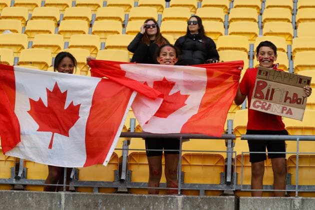 Wellington, New Zealand, 21 October 2023: Young Canadian fans share birthday wishes with their grandad. Canada v Wales. WXV1 womens international rugby tournament. Sky Stadium. Wellington. New Zealand (Joe Serci SPP) Copyright: xJoexSercix xSPPx spp-en-JoSeSp-SPP - Joe Serci - Canada_Wales-11