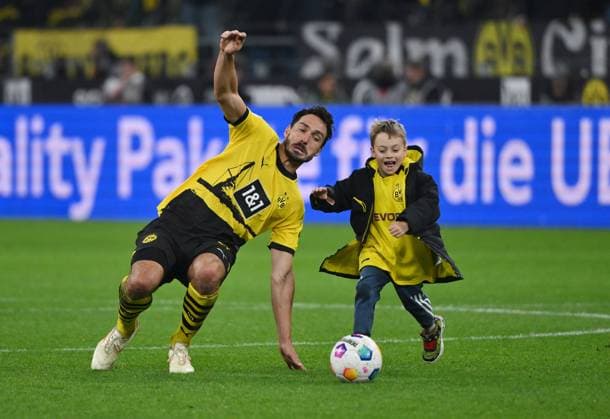 Mats Hummels (Borussia Dortmund) spielte nach dem Spiel mit seinem Sohn 20.10.2023, Fussball GER, Saison 2023 2024, 1. Bundesliga, 8. Spieltag, Borussia Dortmund - SV Werder Bremen 1:0 Dortmund Signal Iduna Park Nordrhein Westfalen Deutschland