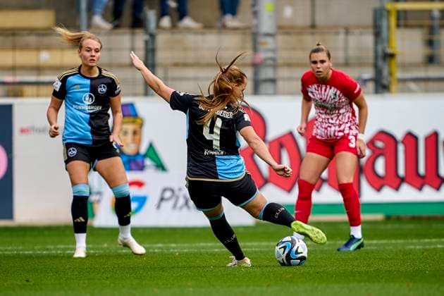 Luisa Guttenberger (4, 1. FC Nürnberg FCN ) beim Torschuss - 21.10.2023 - Fussball - Saison 2023 2024 - 1. Frauen - Fussball - Bundesliga - 05. Spieltag: SC Freiburg - 1. FC Nürnberg FCN ( Club ) - Sportfoto Zink PeKo - xpexkox -