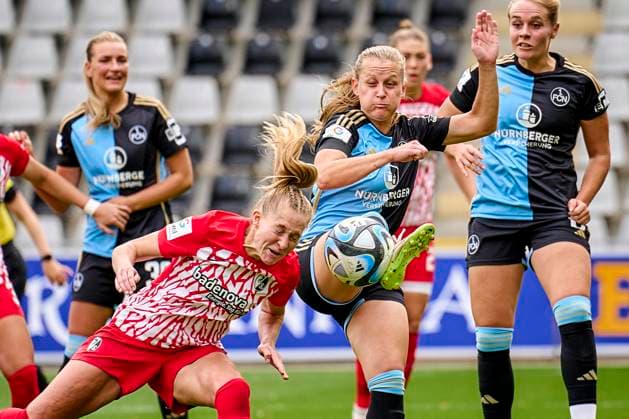 Janina Minge ( 9 , SC Freiburg ) und Jessica May (6, 1. FC Nürnberg FCN ) 21.10.2023 - Fussball - Saison 2023 2024 - 1. Frauen - Fussball - Bundesliga - 05. Spieltag: SC Freiburg - 1. FC Nürnberg FCN ( Club ) - Sportfoto Zink PeKo - xpexkox -