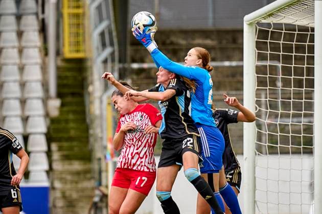 Kristin Krammer (25, 1. FC Nürnberg FCN ) am Ball - Nadja Burkard (22, 1. FC Nürnberg FCN ) Svenja Fölmli ( 17 , SC Freiburg ) 21.10.2023 - Fussball - Saison 2023 2024 - 1. Frauen - Fussball - Bundesliga - 05. Spieltag: SC Freiburg - 1. FC Nürnberg FCN ( Club ) - Sportfoto Zink PeKo - xpexkox -