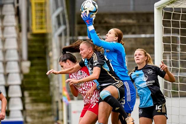 Bilder des Jahres 2023, Sport 10 Oktober Sport Themen der Woche KW42 Kristin Krammer (25, 1. FC Nürnberg FCN ) am Ball - Nadja Burkard (22, 1. FC Nürnberg FCN ) Svenja Fölmli ( 17 , SC Freiburg ) 21.10.2023 - Fussball - Saison 2023 2024 - 1. Frauen - Fussball - Bundesliga - 05. Spieltag: SC Freiburg - 1. FC Nürnberg FCN ( Club ) - Sportfoto Zink PeKo - xpexkox - *** Kristin Krammer 25, 1 FC Nuremberg FCN on the ball Nadja Burkard 22, 1 FC Nuremberg FCN Svenja Fölmli 17 , SC Freiburg 21 10 2023 Football Season 2023 2024 1 Womens Football Bundesliga 05 Matchday SC Freiburg 1 FC Nuremberg FCN Club Sports Photo Zink PeKo xpexkox _scf_fcn_damen_peko