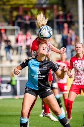 Lisa Karl ( 2 , SC Freiburg ) Amelie Thöle Thoele (12, 1. FC Nürnberg FCN ) 21.10.2023 - Fussball - Saison 2023 2024 - 1. Frauen - Fussball - Bundesliga - 05. Spieltag: SC Freiburg - 1. FC Nürnberg FCN ( Club ) - Sportfoto Zink PeKo - xpexkox -