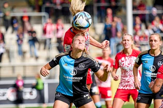 Lisa Karl ( 2 , SC Freiburg ) Amelie Thöle Thoele (12, 1. FC Nürnberg FCN ) 21.10.2023 - Fussball - Saison 2023 2024 - 1. Frauen - Fussball - Bundesliga - 05. Spieltag: SC Freiburg - 1. FC Nürnberg FCN ( Club ) - Sportfoto Zink PeKo - xpexkox -