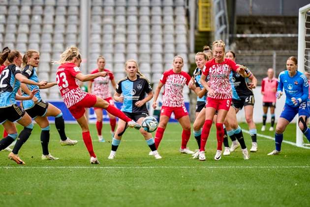 Marie Müller ( 23 , SC Freiburg ) beim Torschuss - . Janina Minge ( 9 , SC Freiburg ) Kristin Krammer (25, 1. FC Nürnberg FCN )21.10.2023 - Fussball - Saison 2023 2024 - 1. Frauen - Fussball - Bundesliga - 05. Spieltag: SC Freiburg - 1. FC Nürnberg FCN ( Club ) - Sportfoto Zink PeKo - xpexkox -