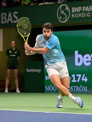 STOCKHOLM 20231021 Miomir Kecmanovic, Serbien, under semifinalen mot ryssen Pavel Kotov under tennisturneringen Nordic Open i Kungliga tennishallen. STOCKHOLM SVERIGE x10040x