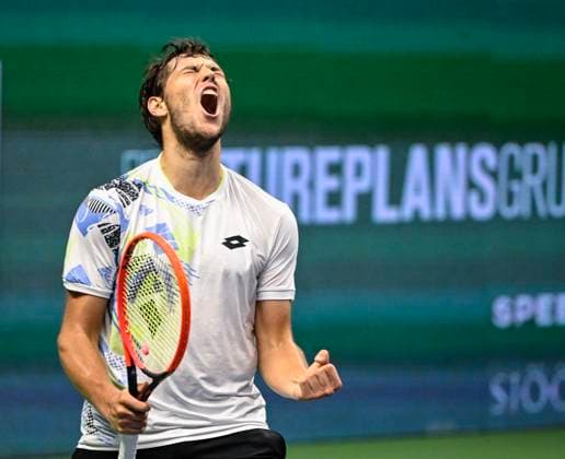 STOCKHOLM 20231021 Ryssen Pavel Kotov jublar da han vinner semifinalen mot Miomir Kecmanovic, Serbien, under tennisturneringen Nordic Open i Kungliga tennishallen. STOCKHOLM SVERIGE x10040x