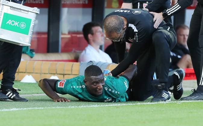 Sport Themen der Woche KW42 Serhou Guirassy wird angeschlagen verletzt behandelt Fußball Fussball Bundesliga Herren DFL 8. Spieltag Saison 2023 2024 21.10.2023 1.FC Union Berlin FCU vs. VfB Stuttgart DFL regulations prohibit any use of photographs as image sequences and or quasi-video. *** Serhou Guirassy is treated injured Sports Football Soccer Bundesliga Men DFL 8 Matchday Season 2023 2024 21 10 2023 1 FC Union Berlin FCU vs VfB Stuttgart DFL regulations prohibit any use of photographs as image sequences and or quasi video