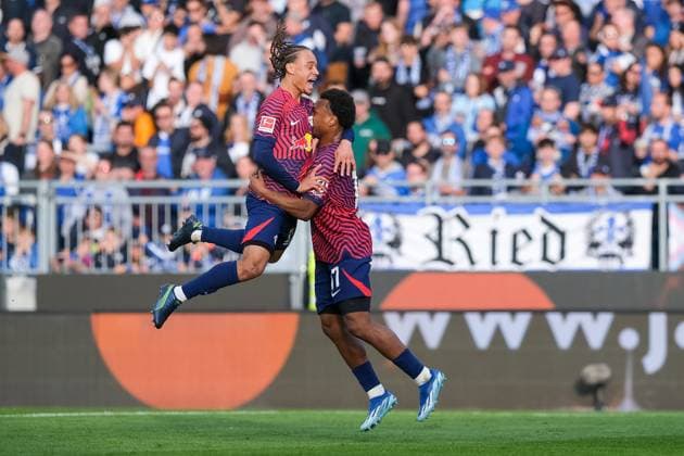 Bilder des Jahres 2023, Sport 10 Oktober Sport Themen der Woche KW42 Lois Openda (RB Leipzig, 17) bejubelt seinen Treffer Tor zum 1-3 mit Xavi Simons (RB Leipzig, 20) SV Darmstadt 98 vs. RB Leipzig, Fussball, 1. Bundesliga, 08. Spieltag, Saison 2023 2024, 21.10.2023, DFL REGULATIONS PROHIBIT ANY USE OF PHOTOGRAPHS AS IMAGE SEQUENCES AND OR QUASI VIDEO SV Darmstadt 98 vs. RB Leipzig Fussball, 1. Bundesliga, 08. Spieltag, Saison 2023 2024, 21.10.2023 Darmstadt *** Lois Openda RB Leipzig, 17 celebrates his goal to 1 3 with Xavi Simons RB Leipzig, 20 SV Darmstadt 98 vs RB Leipzig, Football, 1 Bundesliga, 08 Matchday, Season 2023 2024, 21 10 2023, DFL REGULATES PROHIBIT ANY USE OF PHOTOGRAPHS AS IMAGE SEQUENCES AND OR QUASI VIDEO SV Darmstadt 98 vs RB Leipzig Football, 1 Bundesliga, 08 Matchday, Season 2023 2024, 21 10 2023 Darmstadt Copyright: xMichaelxBermelx EP_EER
