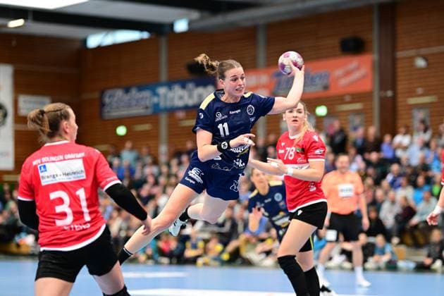 Sport Themen der Woche KW42 Handball I Frauen I Saison 2023-2024 I 1. HBF I 5. Spieltag I Buxtehuder SV - HSV Solingen-Gräfrath 76 I 21.10.2023 Wurf von Isabelle Dölle (11, Buxtehuder Sportverein) den Zoe Stens (31, HSV Solingen-Gräfrath 76) und Paulina Uscinowicz (78, HSV Solingen-Gräfrath 76) nicht verhindern können Buxtehude Halle Nord Niedersachsen Deutschland *** Handball I Women I Season 2023 2024 I 1 HBF I 5 Matchday I Buxtehuder SV HSV Solingen Gräfrath 76 I 21 10 2023 throw of Isabelle Dölle 11, Buxtehuder Sportverein the Zoe Stens 31, HSV Solingen Gräfrath 76 and Paulina Uscinowicz 78, HSV Solingen Gräfrath 76 can not prevent Buxtehude Hall North Lower Saxony Germany Copyright: xLobeca FelixxSchlikisx