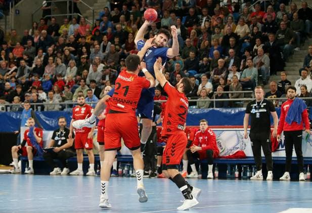 Sport Themen der Woche KW42 Sport Bilder des Tages 21.10.2023, Deutschland, Bietigheim, Handball 2. Bundesliga Männer, SG BBM Bietigheim vs. ASV Hamm-Westfalen, v.l. Philip Jungemann (ASV), Juan de la Pena (BBM), Björn Zintel (ASV) *** 21 10 2023, Germany, Bietigheim, Handball 2 Bundesliga Men, SG BBM Bietigheim vs ASV Hamm Westfalen, v l Philip Jungemann ASV , Juan de la Pena BBM , Björn Zintel ASV