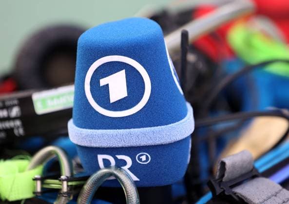 München, Deutschland 21. Oktober 2023: Fussball, Herren, 3.Liga, Saison 2023 2024, TSV 1860 München - SC Freiburg II, Grünwalder Stadion Hier ein Mikrofon als Symbolbild, ARD, BR, Fernsehen, Interview, Übertragung, Live DFB regulations prohibit any use of photographs as image sequences and or quasi-video *** Munich, Germany 21 October 2023 Football, Men, 3 Liga, Season 2023 2024, TSV 1860 Munich SC Freiburg II, Grünwalder Stadion Here a microphone as symbol image, ARD, BR, Television, Interview, Transmission, Live DFB regulations prohibit any use of photographs as image sequences and or quasi video
