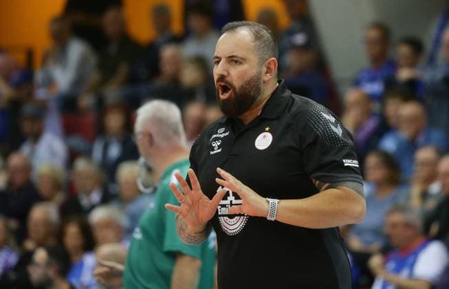 Stuttgart , Volleyball Bundesliga Frauen , Allianz MTV Stuttgart vs. Rote Raben Vilsbiburg , Trainer Konstantin Bitter ( Stuttgart )