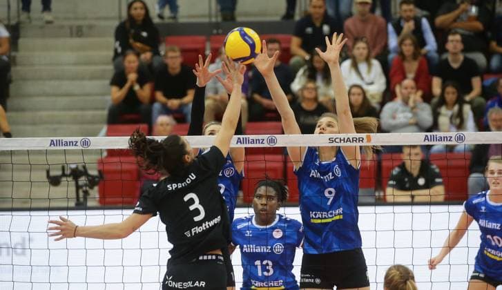 Stuttgart , Volleyball Bundesliga Frauen , Allianz MTV Stuttgart vs. Rote Raben Vilsbiburg , von links: Anna Sanou ( Vils ) Eline Timmerman ( Stuttgart )
