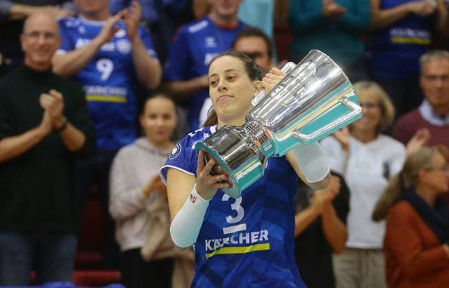 Stuttgart , Volleyball Bundesliga Frauen , Allianz MTV Stuttgart vs. Rote Raben Vilsbiburg , Maria Segura Palleres ( Stuttgart ) mit dem Supercup