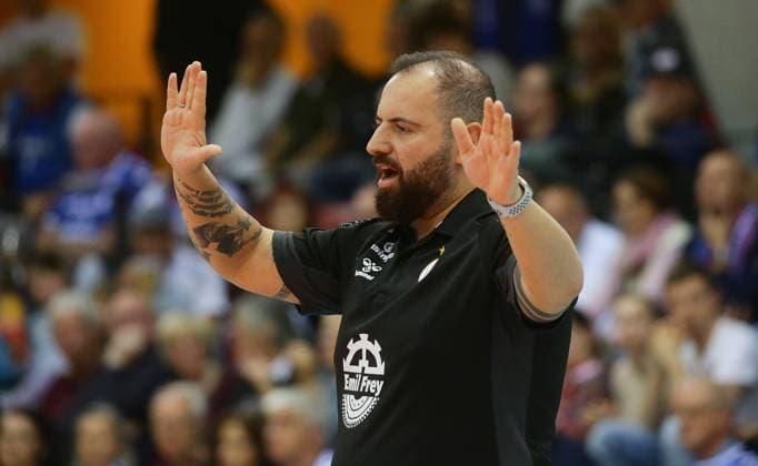 Stuttgart , Volleyball Bundesliga Frauen , Allianz MTV Stuttgart vs. Rote Raben Vilsbiburg , Trainer Konstantin Bitter ( Stuttgart )