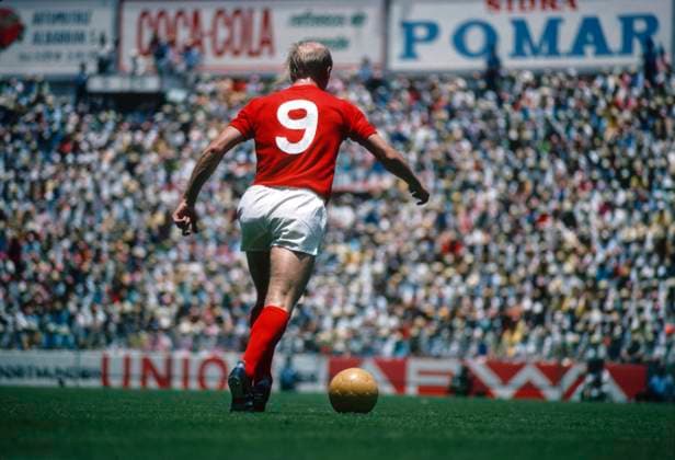 1970 FIFA World Cup, WM, Weltmeisterschaft, Fussball 14 June 1970, Leon - International Football - FIFA World Cup 1970 - Quarter-Finals - West Germany v England - England number nine, Bobby Charlton - Photo: Gerry Cranham Offside. Leon Mexico *** FIFA-Weltpokal 1970 14. Juni 1970, Leon Internationaler Fußball FIFA-Weltpokal 1970 Viertelfinale Westdeutschland gegen England England Nummer neun, Bobby Charlton Foto Gerry Cranham Abseits Leon Mexiko  Copyright: xGerryxCranhamx xOffsidexOffside