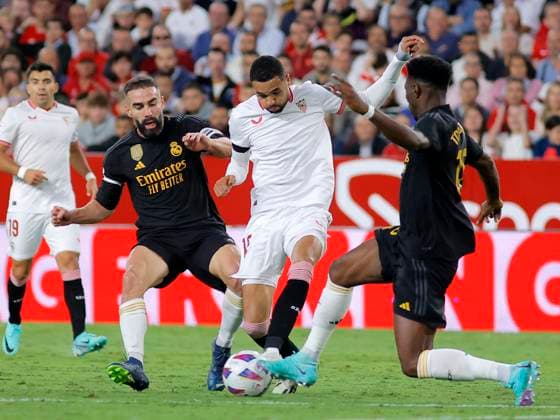 Sport Themen der Woche KW42 Photo Manuel Gomez LaPresse 21 October, 2023 Seville, Spain - soccer - Sevilla vs Real Madrid - La Liga - Ramon Sanchez-Pizjuan Stadium. In the pic:EN NESYRI and CARVAJAL.  Copyright: xJuanxJosexUbeda LaPressex