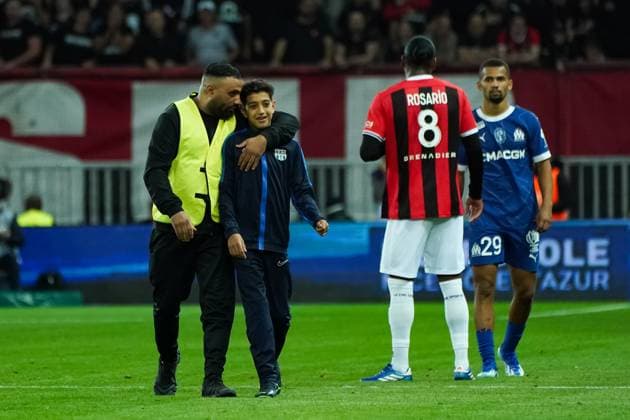 Un jeune supporter entre sur le terrain et vient voir Amine Harit (Olympique de Marseille) FOOTBALL : OGC Nice vs Olympique de Marseille - Ligue 1 Uber Eats - Nice - 21 10 2023 NorbertScanella Panoramic 