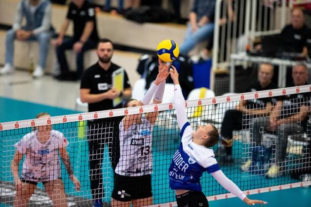 2. Bundesliga Frauen Pro: Schwarz-Weiss Erfurt vs. Binder Blaubaeren TSV Flacht; Erfurt; 21.10.2023 Lara Alyssa Darowski ( 13; Schwarz-Weiss Erfurt) gegen Marie-Christin Werner ( 4; Binder Blaubaeren TSV Flacht) 2. Bundesliga Frauen Pro: Schwarz-Weiss Erfurt vs. Binder Blaubaeren TSV Flacht; Riethsporthalle Erfurt; 21.10.2023 Copyright: xBEAUTIFULxSPORTS Duehringx