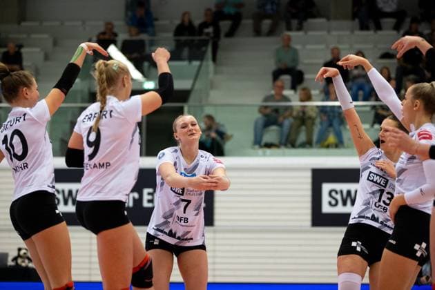 2. Bundesliga Frauen Pro: Schwarz-Weiss Erfurt vs. Binder Blaubaeren TSV Flacht; Erfurt; 21.10.2023 Ashlyn Maye Blotzer ( 7; Schwarz-Weiss Erfurt) und Mannschaft 2. Bundesliga Frauen Pro: Schwarz-Weiss Erfurt vs. Binder Blaubaeren TSV Flacht; Riethsporthalle Erfurt; 21.10.2023 Copyright: xBEAUTIFULxSPORTS Duehringx