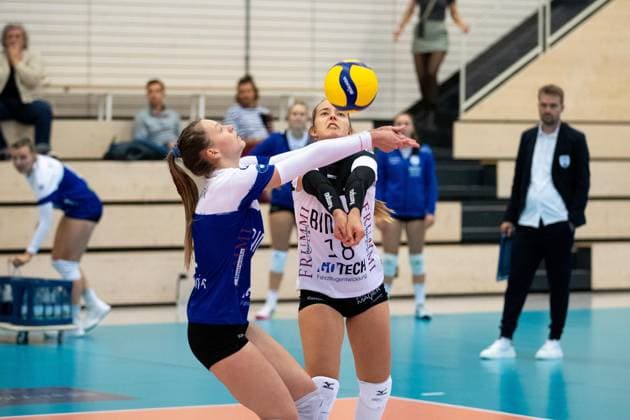 2. Bundesliga Frauen Pro: Schwarz-Weiss Erfurt vs. Binder Blaubaeren TSV Flacht; Erfurt; 21.10.2023 Saskia Lenk ( 1; Binder Blaubaeren TSV Flacht) (links) und Alina Staebler ( 18; Binder Blaubaeren TSV Flacht) 2. Bundesliga Frauen Pro: Schwarz-Weiss Erfurt vs. Binder Blaubaeren TSV Flacht; Riethsporthalle Erfurt; 21.10.2023 Copyright: xBEAUTIFULxSPORTS Duehringx