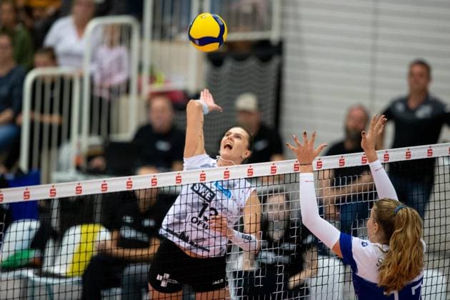2. Bundesliga Frauen Pro: Schwarz-Weiss Erfurt vs. Binder Blaubaeren TSV Flacht; Erfurt; 21.10.2023 Lara Alyssa Darowski ( 13; Schwarz-Weiss Erfurt) gegen Janna Schweigmann ( 17; Binder Blaubaeren 2. Bundesliga Frauen Pro: Schwarz-Weiss Erfurt vs. Binder Blaubaeren TSV Flacht; Riethsporthalle Erfurt; 21.10.2023 Copyright: xBEAUTIFULxSPORTS Duehringx