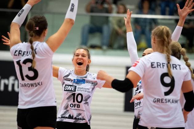 2. Bundesliga Frauen Pro: Schwarz-Weiss Erfurt vs. Binder Blaubaeren TSV Flacht; Erfurt; 21.10.2023 Pia Mohr ( 10; Schwarz-Weiss Erfurt) und Mannschaft 2. Bundesliga Frauen Pro: Schwarz-Weiss Erfurt vs. Binder Blaubaeren TSV Flacht; Riethsporthalle Erfurt; 21.10.2023 Copyright: xBEAUTIFULxSPORTS Duehringx