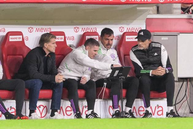 Fußball, 1. Bundesliga, 20231021, FSV Mainz 05 - FC Bayern München. Im Bild Sportdirektor des FC Bayern München Christoph FREUND, Co-Trainer des FC Bayern München Anthony BARRY, Co-Trainer des FC Bayern München Zsolt LÅW und Trainer des FC Bayern München Thomas TUCHEL auf Bank am Tablett Liveanalyse Analyse. Mainz MEWA Arena Rheinland-Pfalz Deutschland Copyright: Passion2Press MarkusxFischerx