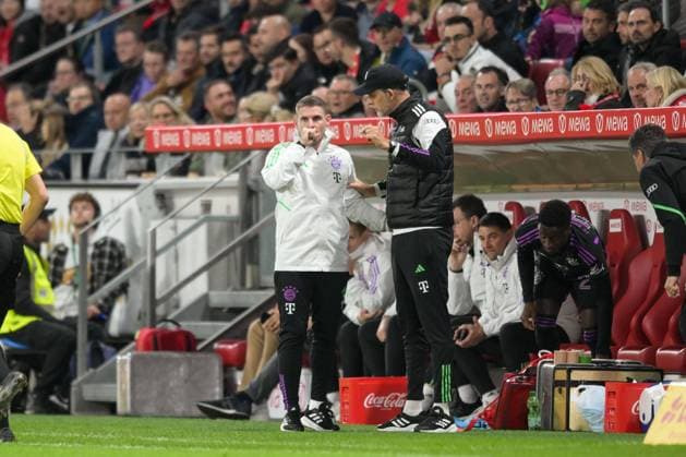 Fußball, 1. Bundesliga, 20231021, FSV Mainz 05 - FC Bayern München. Im Bild Co-Trainer des FC Bayern München Anthony BARRY und Trainer des FC Bayern München Thomas TUCHEL Abstimmung. Mainz MEWA Arena Rheinland-Pfalz Deutschland Copyright: Passion2Press MarkusxFischerx