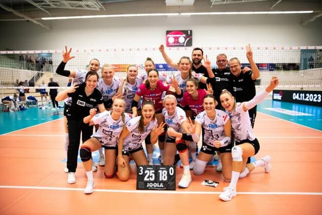 2. Bundesliga Frauen Pro: Schwarz-Weiss Erfurt vs. Binder Blaubaeren TSV Flacht; Erfurt; 21.10.2023 Siegerfoto (Schwarz-Weiss Erfurt) 2. Bundesliga Frauen Pro: Schwarz-Weiss Erfurt vs. Binder Blaubaeren TSV Flacht; Riethsporthalle Erfurt; 21.10.2023 Copyright: xBEAUTIFULxSPORTS Duehringx