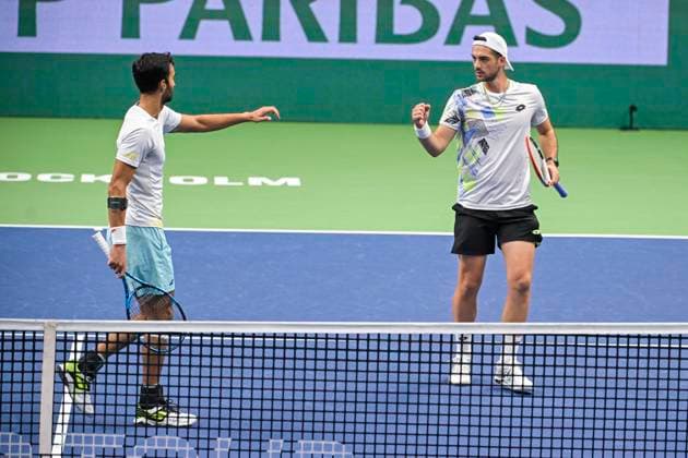 STOCKHOLM 20231022 Yuki Bhambri (tv), Indien, och Julian cash, Storbritannien i finalen i herrarnas dubbel under tennisturneringen Nordic Open i Kungliga tennishallen. STOCKHOLM SVERIGE x10040x