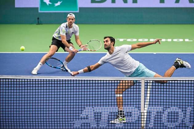 STOCKHOLM 20231022 Yuki Bhambri (th), Indien, och Julian cash, Storbritannien i finalen i herrarnas dubbel under tennisturneringen Nordic Open i Kungliga tennishallen. STOCKHOLM SVERIGE x10040x