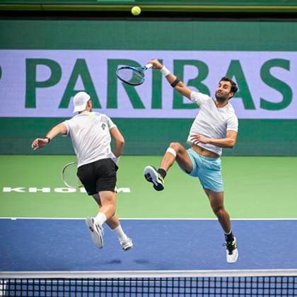 STOCKHOLM 20231022 Yuki Bhambri (th), Indien, och Julian cash, Storbritannien i finalen i herrarnas dubbel under tennisturneringen Nordic Open i Kungliga tennishallen. STOCKHOLM SVERIGE x10040x