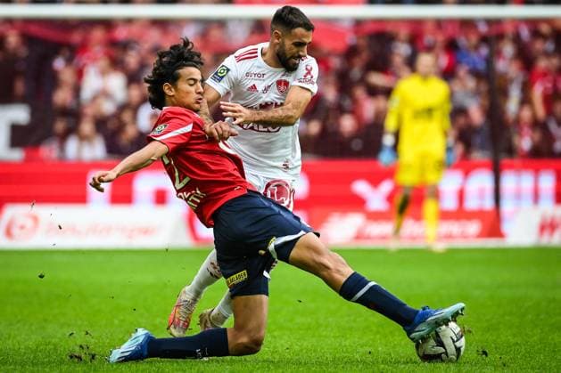 Bilder des Jahres 2023, Sport 10 Oktober Sport Themen der Woche KW42 October 22, 2023, Villeneuve-d Ascq, France, France: Ayyoub BOUADDI of Lille and Romain DEL CASTILLO of Brest during the Ligue 1 match between Lille OSC (LOSC) and Stade Brestois (Brest) at Pierre Mauroy Stadium on October 22, 2023 in Villeneuve-d Ascq near Lille, France. Villeneuve-d Ascq France - ZUMAm308 20231022_zsp_m308_009 Copyright: xMatthieuxMirvillex