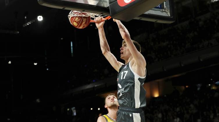 Johann Grünloh beim Dunking Aktion Oberkörper Basketball BBL Bundesliga Herren 4.Spieltag Saison 2023 2024 22.10.2023 ALBA Berlin vs SC Rasta Vechta
