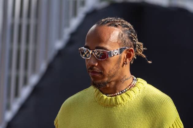 Sport Bilder des Tages AUSTIN, TX - OCTOBER 22: Mercedes AMG Petronas F1 Team driver Lewis Hamilton (44) of the United Kingdom enters the paddock before the Formula 1 Lenovo United States Grand Prix on October 22, 2023, at Circuit of The Americas in Austin, Texas. (Photo by David Buono Icon Sportswire) AUTO: OCT 22 F1 United States Grand Prix EDITORIAL USE ONLY Icon2310220241