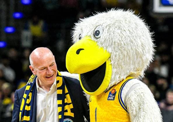 Sport Themen der Woche KW42 Sport Bilder des Tages Basketball BBL Pro A Liga, Alba Berlin - SC Rasta Vechta 22.10.2023,xdanx, Basketball BBL Pro A Liga, Alba Berlin - SC Rasta Vechta, v.l. Der Regierende Bürgermeister von Berlin Kai Wegner (CDU) und Maskottchen Albatros Berlin Max Schmeling Halle Berlin Deutschland (DE) *** Basketball BBL Pro A Liga, Alba Berlin SC Rasta Vechta 22 10 2023,xdanx, Basketball BBL Pro A Liga, Alba Berlin SC Rasta Vechta, v l The Governing Mayor of Berlin Kai Wegner CDU and mascot Albatros Berlin Max Schmeling Halle Berlin Germany DE Copyright: xDanielxLakomskix