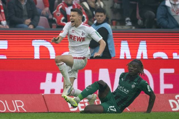 GER, 1.FBL, 1. FC Koeln vs. Borussia Moenchengladbach, 8. Spieltag; Saison 2023 24, 22.10.2023, RheinEnergieStadion, Koeln, GER, 1.FBL, 1. FC Koeln vs. Borussia Moenchengladbach, 8. Spieltag; Saison 2023 24, Im Bild: Die Szene, die zur roten Karte führte, Manu Kone (Borussia Mönchengladbach, 17) trifft Dejan Ljubicic (1. FC Koeln, 07); mit gestreckten Bein am Knöchel *** GER, 1 FBL, 1 FC Koeln vs Borussia Moenchengladbach, 8 match day season 2023 24, 22 10 2023, RheinEnergieStadion, Koeln, GER, 1 FBL, 1 FC Koeln vs Borussia Moenchengladbach, 8 match day season 2023 24, In the picture The scene that led to the red card, Manu Kone Borussia Mönchengladbach, 17 hits Dejan Ljubicic 1 FC Koeln, 07 with stretched leg on ankle nordphotoxGmbHxx xDenkinger nph00015