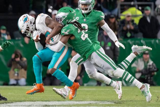 Sport Themen der Woche KW42 Sport Bilder des Tages Miami Dolphins cornerback Keion Crossen (27) is tackled by Philadelphia Eagles safety Terrell Edmunds (26) during the second half of NFL, American Football Herren, USA action at Lincoln Financial Field in Philadelphia on Sunday, October 22, 2023.  PHI20231022099 LAURENCExKESTERSON