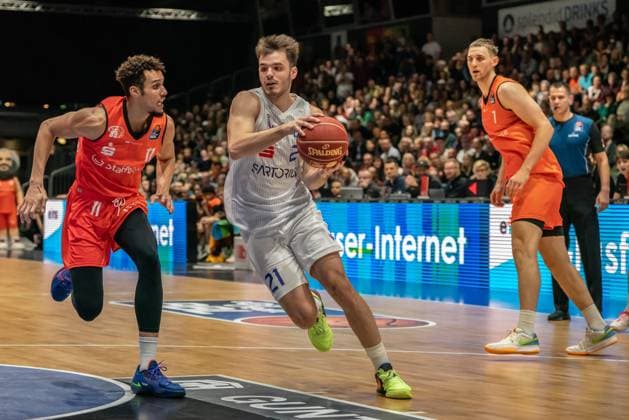 Sport Themen der Woche KW42 Sport Bilder des Tages Chemnitz, Deutschland 22. Oktober 2023: 1.BBL - 2023 2024 - Niners Chemnitz vs. BG Göttingen Im Bild: v. li. im Zweikampf Brendan Bailey (Niners Chemnitz) und Fedor Zugic (Goettingen) *** Chemnitz, Germany 22 October 2023 1 BBL 2023 2024 Niners Chemnitz vs BG Göttingen In picture from left in duel Brendan Bailey Niners Chemnitz and Fedor Zugic Goettingen Copyright: xFotostandx xNachtigalx
