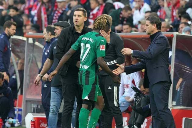 1.FC Köln vs. Borussia Mönchengladbach, 8. Spieltag, 22.10.2023, 15.30 Uhr, Manu Kone (Borussia) verlässt nach der roten Karte den Platz, Bild: *** Sport 1 FC Köln vs Borussia Mönchengladbach, Matchday 8, 22 10 2023, 3 30pm, Manu Kone Borussia leaves the pitch after red card, pic.