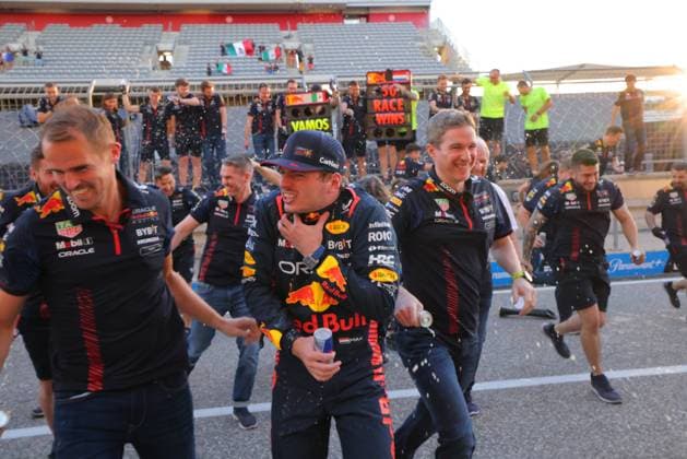 Formula 1 Lenovo United States Grand Prix 2023 22.10.2023, Circuit of The Americas, Austin, Formula 1 Lenovo United States Grand Prix 2023 ,im Bild Das Red Buil Racing Team feiert den Sieg von Max Verstappen (NLD), Oracle Red Bull Racing