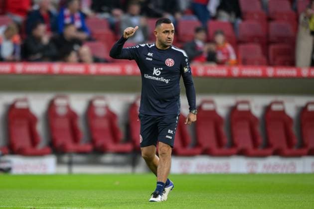 Fußball, 1. Bundesliga, 20231021, FSV Mainz 05 - FC Bayern München. Im Bild Co-Trainer des FSV Mainz 05 Babak KEYHANFAR Aufwärmen hebt Daumen. Mainz MEWA Arena Rheinland-Pfalz Deutschland *** Soccer, 1 Bundesliga, 20231021, FSV Mainz 05 FC Bayern Munich In the picture Co coach of FSV Mainz 05 Babak KEYHANFAR warm-up raises thumbs Mainz MEWA Arena Rhineland Palatinate Germany Copyright: Passion2Press MarkusxFischerx