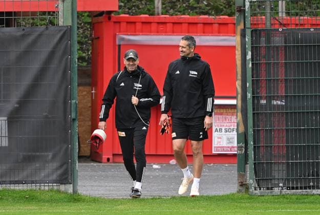 Fussball, Herren, Saison 2023 2024, Champions League, Training des 1. FC Union Berlin am Stadion An der Alten Försterei am Tag vor dem Spiel gegen die SSC Neapel, v. l. Co-Trainer Markus Hoffmann (1. FC Union Berlin), Torwarttrainer Michael Gspurning (1. FC Union Berlin), 23.10. 2023, Copyright: xMatthiasxKochx