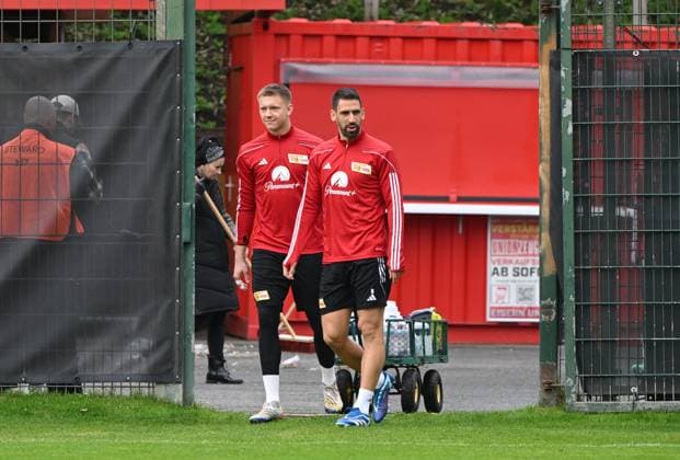 Fussball, Herren, Saison 2023 2024, Champions League, Training des 1. FC Union Berlin am Stadion An der Alten Försterei am Tag vor dem Spiel gegen die SSC Neapel, v. l. Torhüter Yannic Stein (1. FC Union Berlin), Rani Khedira (1. FC Union Berlin), 23.10. 2023, Copyright: xMatthiasxKochx